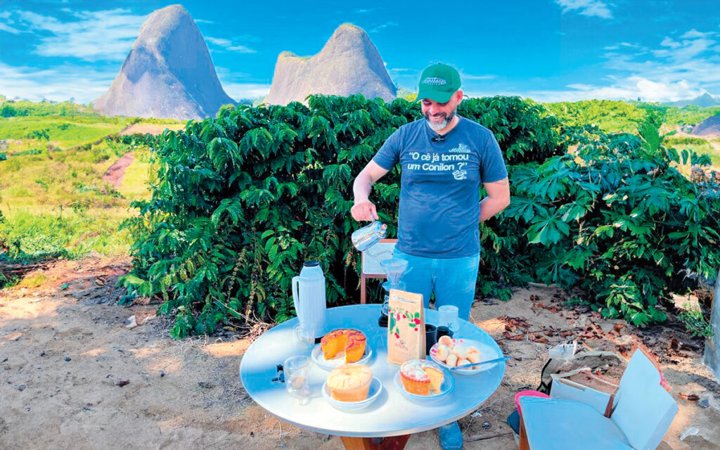 Guilherme Oliveira se capacitou em turismo de experiência depois de perceber que seus clientes têm interesse em conhecer o processo de produção do café especial - Foto: Divulgação Maritacas/Coffee
