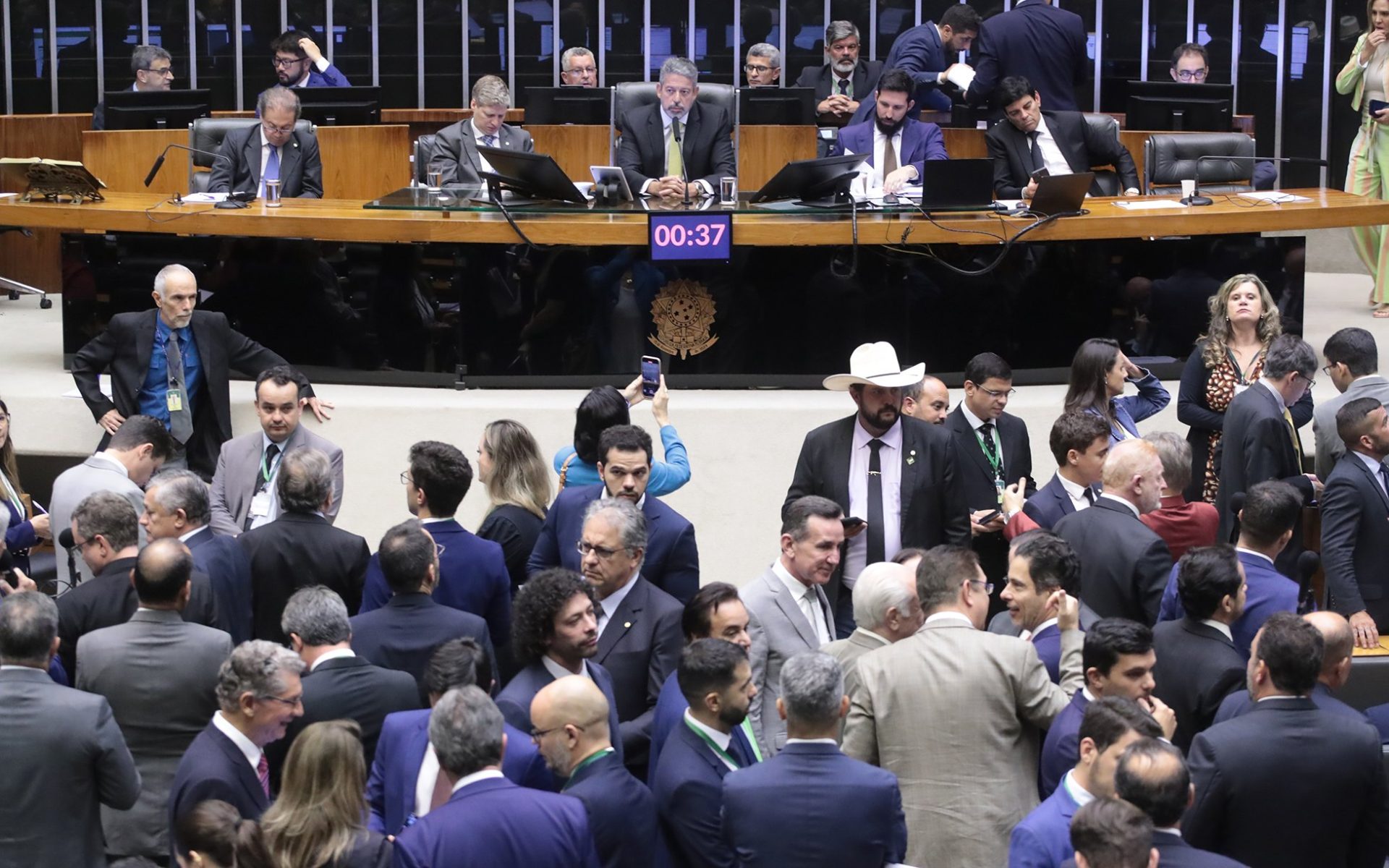 Oposição consegue assinaturas para projeto da anistia