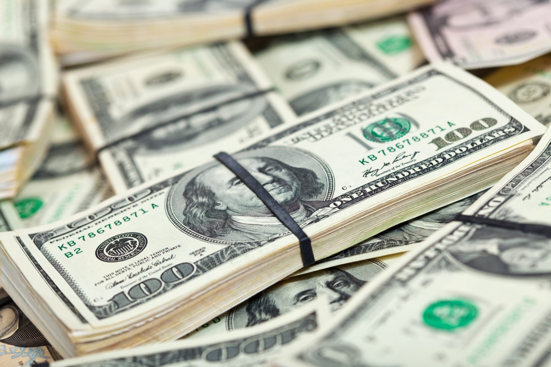 dólar_disparada_alta Declarações do presidente Lula críticas ao aumento da taxa de juros feito pelo BC contribuíram para ampliar entre investidores a desconfiança sobre o corte de gastos -