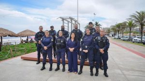 A vice-prefeita e secretária de Defesa Social, Gracimeri Gaviorno, posa com a Guarda Municipal que terá atuação rotineira nas praias da cidade. Foto: Dayana Souza/Secom - PMS