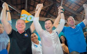 Renato Casagrande e o deputado Victor Linhalis durante campanha de Arnaldinho Borgo - Foto: Reprodução