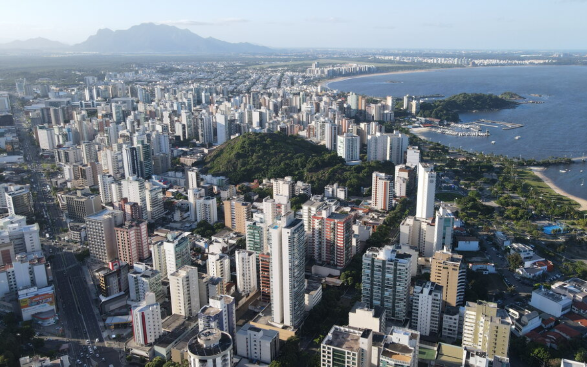 Vista aérea de Vitória, onde o mercado imobiliário está em alta e o Banestes amplia o crédito imobiliário para facilitar a compra da casa própria