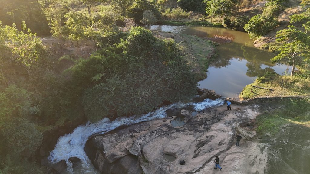 Cachoeira do Pantaleão: corredeiras e piscinas naturais em Água Doce do Norte Cachoeira do Pantaleão: corredeiras e piscinas naturais em Água Doce do Norte