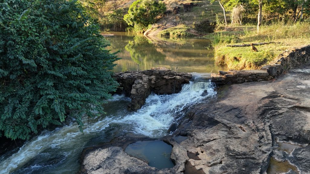 Cachoeira do Pantaleão: corredeiras e piscinas naturais em Água Doce do Norte As piscinas naturais formadas têm águas tranquilas, ideais para banhistas. Foto: Fabrício Lima/Next Editorial