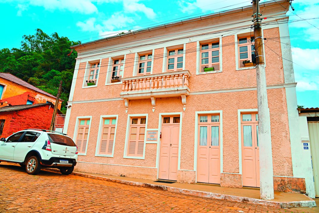 Casarão dos Violinos combina pousada e museu no interior de João Neiva. Foto: Fabrício Lima/Next Editorial