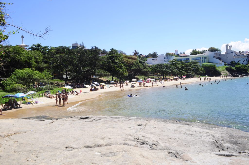 As águas tranquilas das praias da ilha são ideais para as crianças. Foto: Jackson Gonçalves