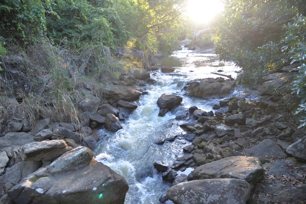 Cachoeira do Pantaleão: corredeiras e piscinas naturais em Água Doce do Norte Cachoeira do Pantaleão: corredeiras e piscinas naturais em Água Doce do Norte