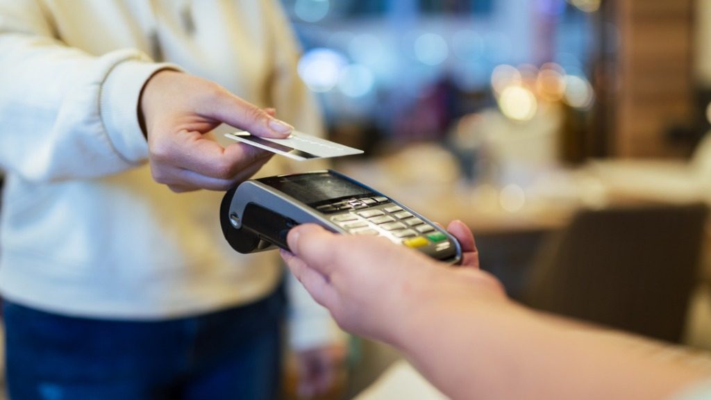 Pesquisa Serasa Experian/SalaryFits revela que 54% dos trabalhadores brasileiros não conseguem fechar o mês com salário - Foto: Divulgação