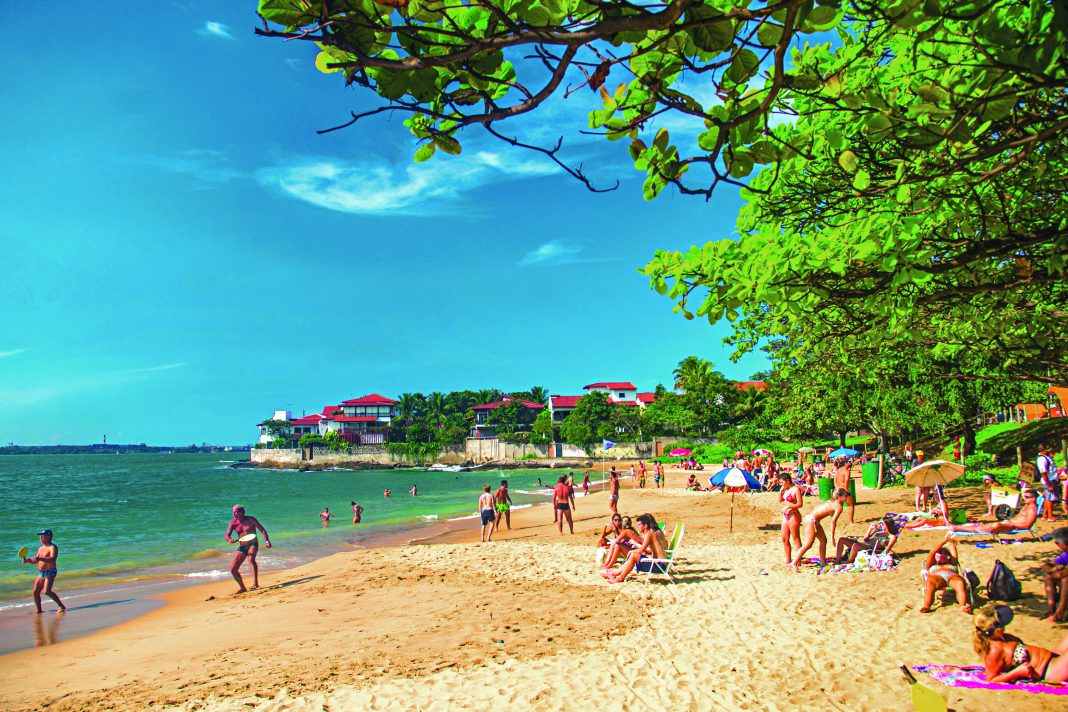 A Praia Grande, na Ilha do Boi, é uma das mais visitadas em Vitória. Foto: Vitor Jubini/MT