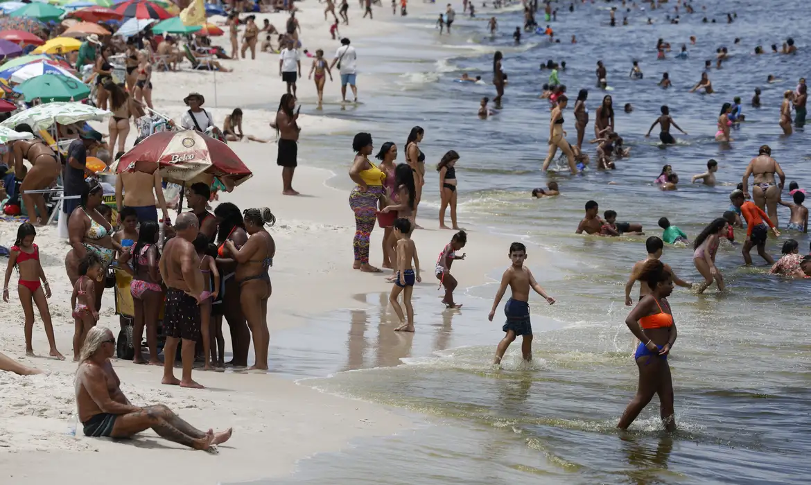 temperaturas aumentam mais 5° Foto: Fernando Frazão/Agência Brasil