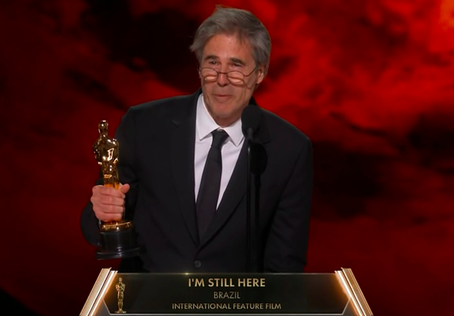Walter Salles recebendo o Oscar de Melhor Filme Internacional, por 