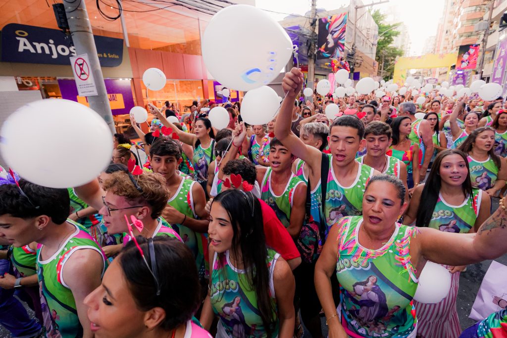 Blocos animaram os foliões em Guarapari neste sábado (1º). Foto: Fabrício Brambati