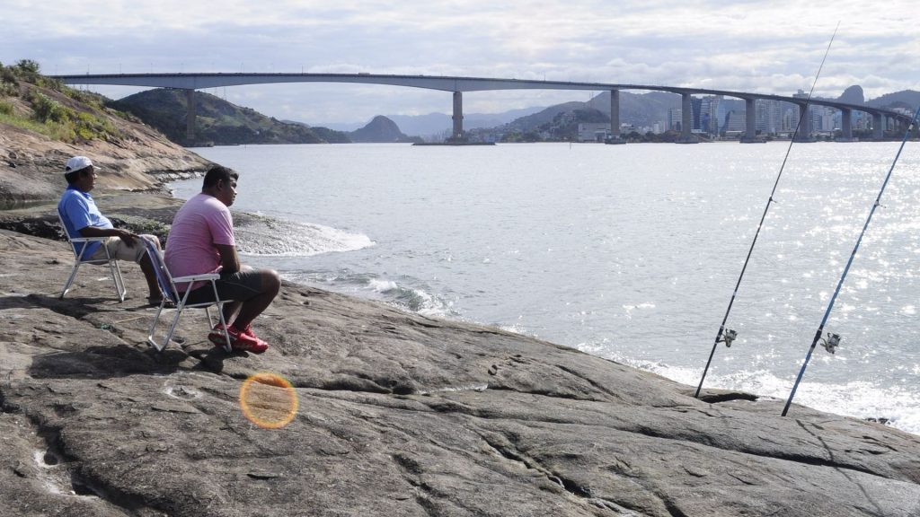 Na parte inferior do Morro do Moreno, na área das pedras, os turistas encontram piscinas naturais e praticam a pesca esportiva. Foto: Jackson Gonçalves