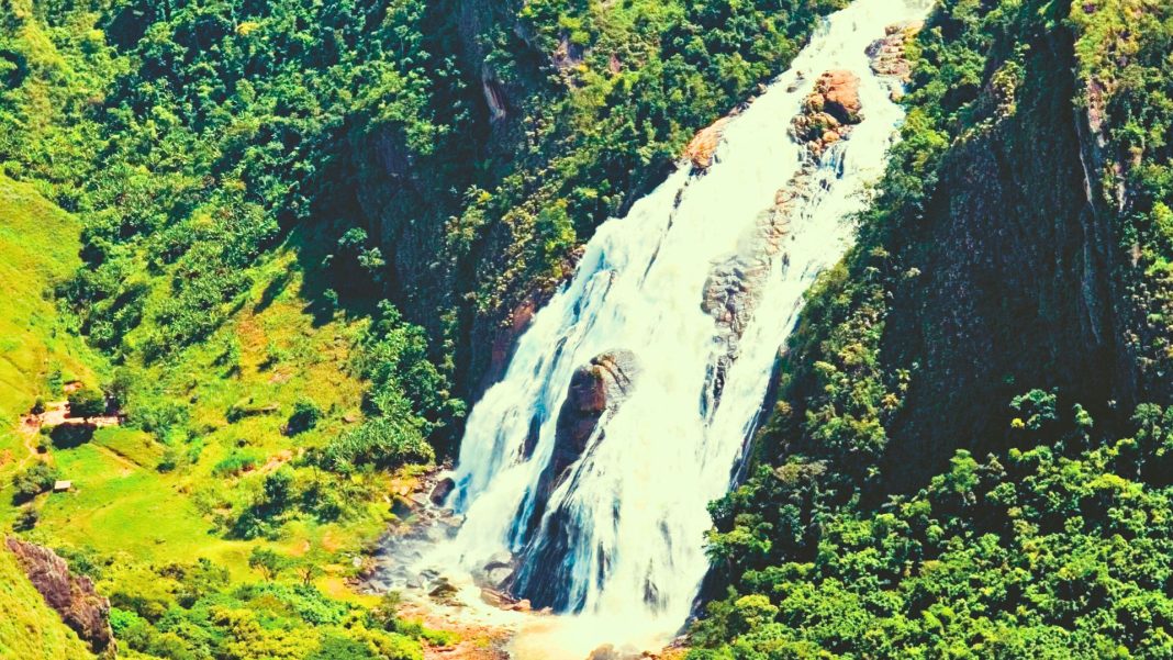 A Cachoeira da Fumaça leva este nome pois as quedas d'água criam um espetáculo de gotículas em suspensão. Foto: Fabrício Lima/Next Editorial