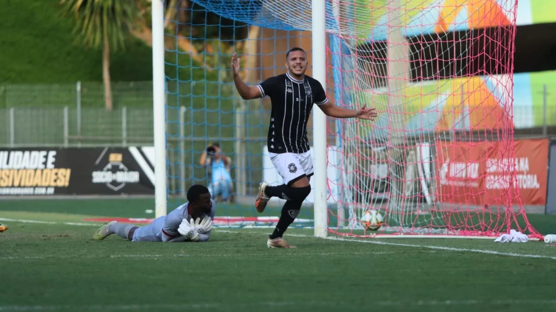 Junior Dindê comemora o gol de pênalti que rendeu o empate ao Rio Branco. Foto: Wagner Chaló/ Rio Branco