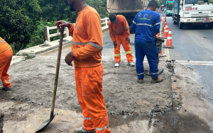 BR-259: buraco em ponte deixa trecho em Colatina com pare e siga Homens do DNIT trabalhando na Ponte de Baunilha. Foto: DNIT