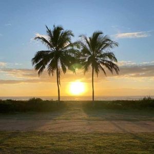 Praia da Baleia: tranquilidade em meio à beleza rústica em Vila Velha
