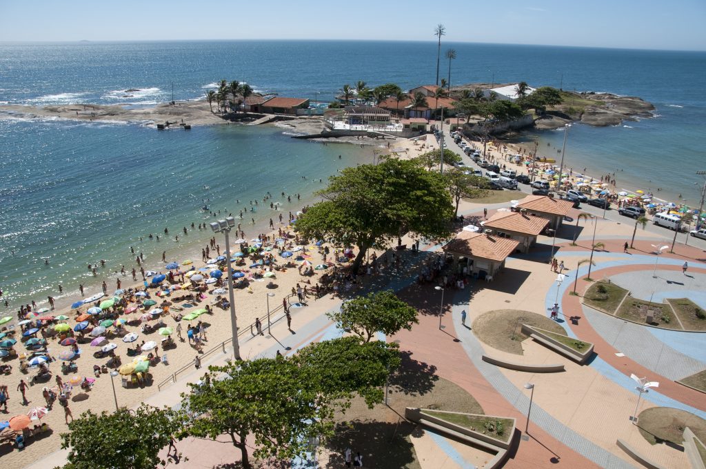 Praia das Castanheiras tem sombra e água fresca no coração de Guarapari