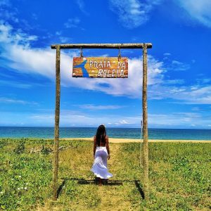 Praia da Baleia: tranquilidade em meio à beleza rústica em Vila Velha