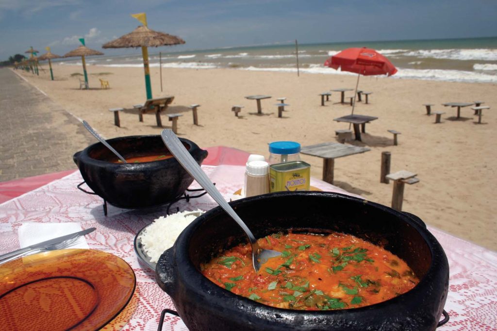 Cercada por quiosques e restaurantes, a praia é ideal para um fim de semana em família. Foto: Prefeitura de Presidente Kennedy/Divulgação