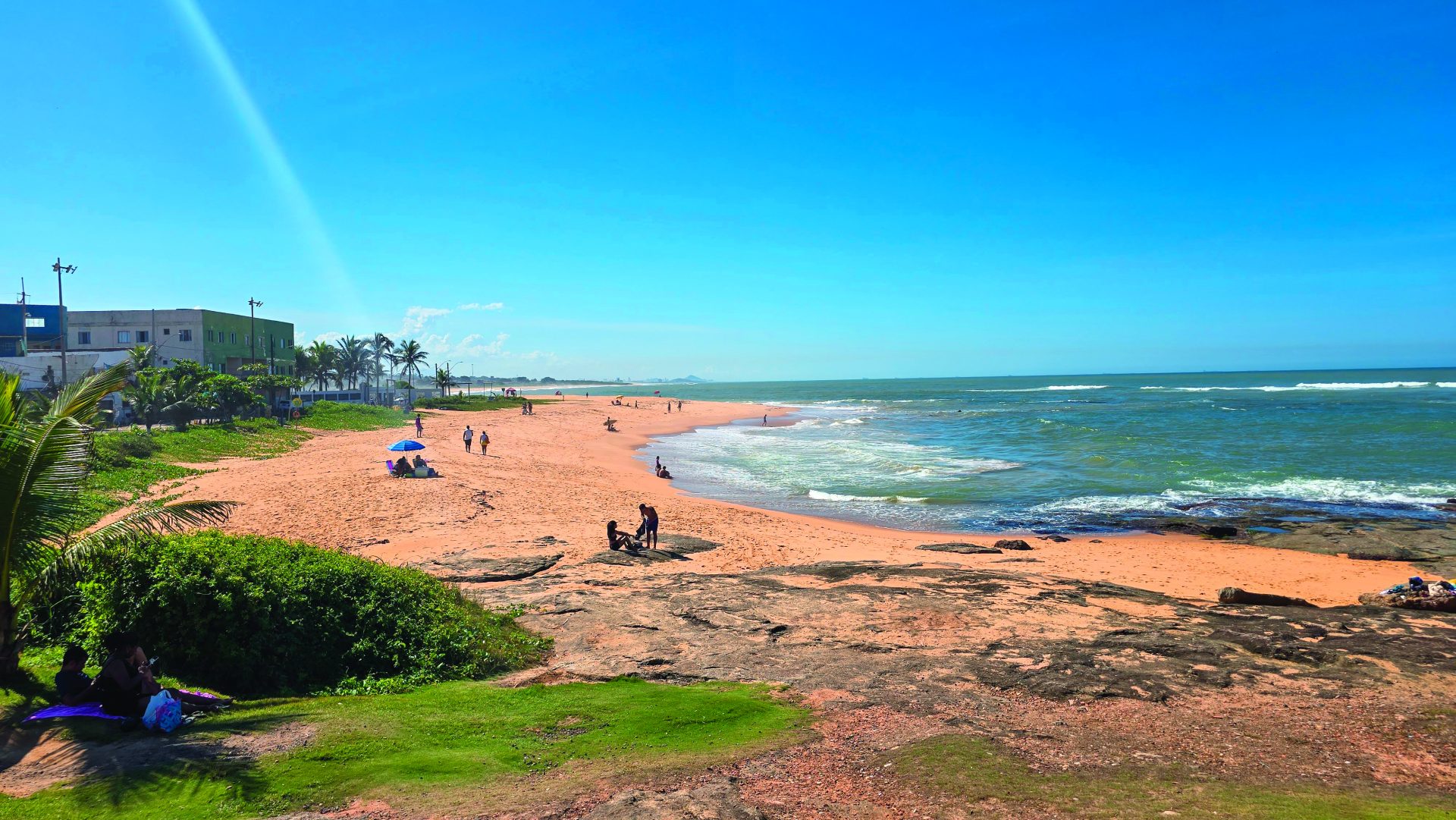 A Praia da Baleia tem uma extensa faixa de areia cercada por vegetação nativa. Foto: Fabrício Lima/Next Editorial