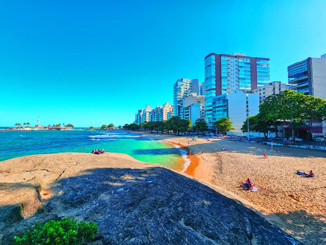 Próxima ao Centro de Guarapari, a Praia das Castanheiras oferece sombra e infraestrutura. Foto: Fabrício Lima/Next Editorial