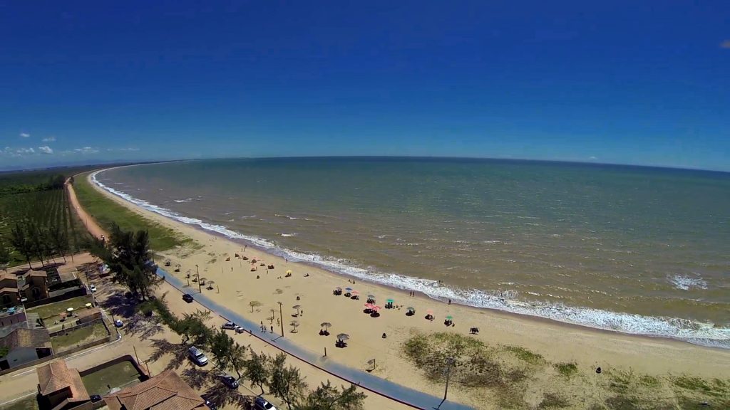 A Praia das Neves tem águas calmas e 8 km de orla, com vegetação de mangue preservado. Foto: Divulgação / Praias de Presidente Kennedy