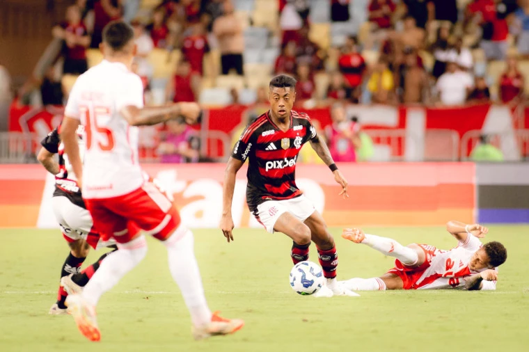 flamengo e inter empatam na estreia do brasileirão Foto: Adriano Fontes / CRF