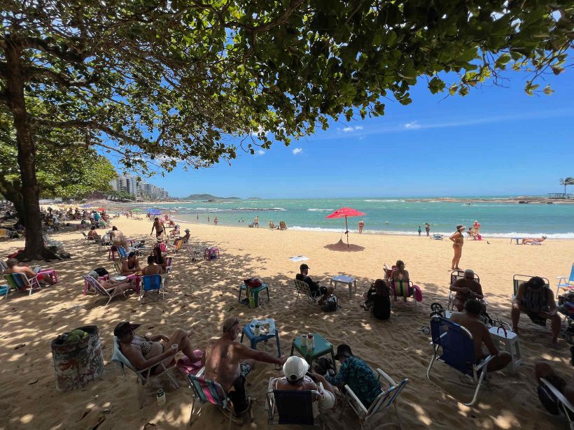 Praia das Castanheiras tem sombra e água fresca no coração de Guarapari