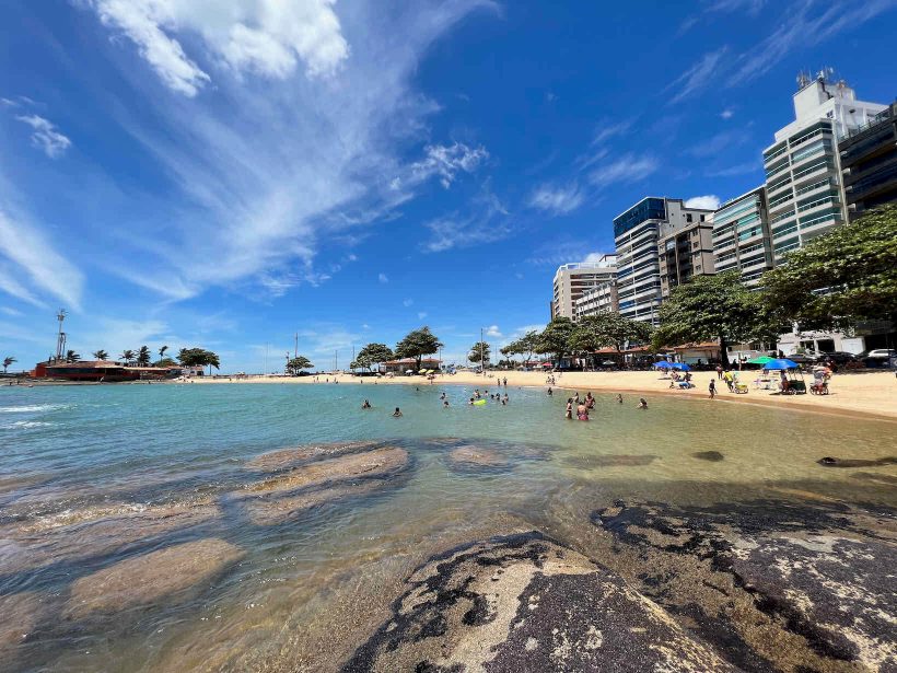 Praia das Castanheiras tem sombra e água fresca no coração de Guarapari