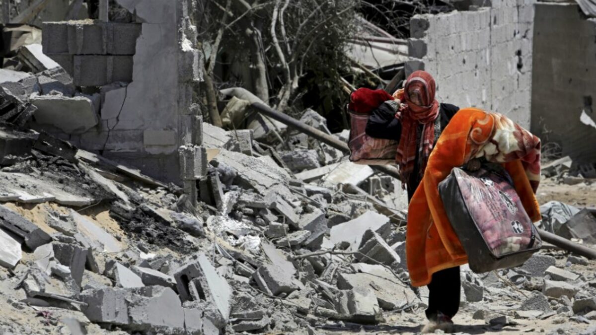 Mulher palestina tenta recuperar alguns pertences nos escombros de casa destruída por ataques aéreos Foto: AP Photo/Adel Hana