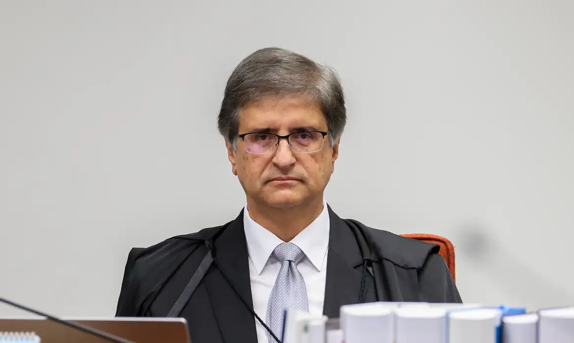 procurador geral enviou a concessão acima da mulher que pichou a estatua do stf Foto: O procurador-geral da República, Paulo Gonet, enviou nesta sexta-feira (28) ao Supremo Tribunal Federal (STF) parecer favorável à concessão de prisão domiciliar para a cabeleireira Débora Rodrigues dos Santos, mulher acusada de participar dos atos golpistas de 8 de janeiro de 2023 e de pichar a frase 