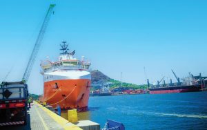 Mesmo com limitações, a movimentação do Porto de Vitória vem batendo recordes. Em 2023 foram movimentados cerca de 7 milhões de toneladas, enquanto em 2024 foram 8,4 milhões de toneladas. Segundo a própria concessionária, houve um incremento de 30% na movimentação de contêiners, 63% de café, 90% do granito em bloco e 109% no embarque e desembarque de carros.