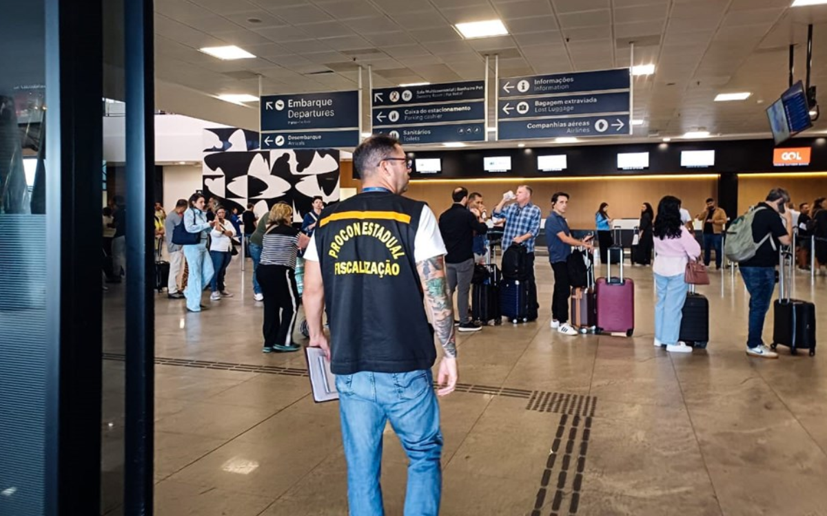 Fiscal do Procon-ES durante ação no Aeroporto de Vitória. Foto: Procon-ES