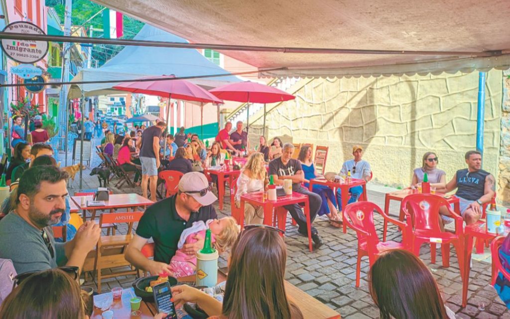 Nos finais de semana, a rua sempre fica cheia de turistas, principalmente nos arredores do tradicional Bar Elite. Foto: Fabrício Lima/Next Editorial
