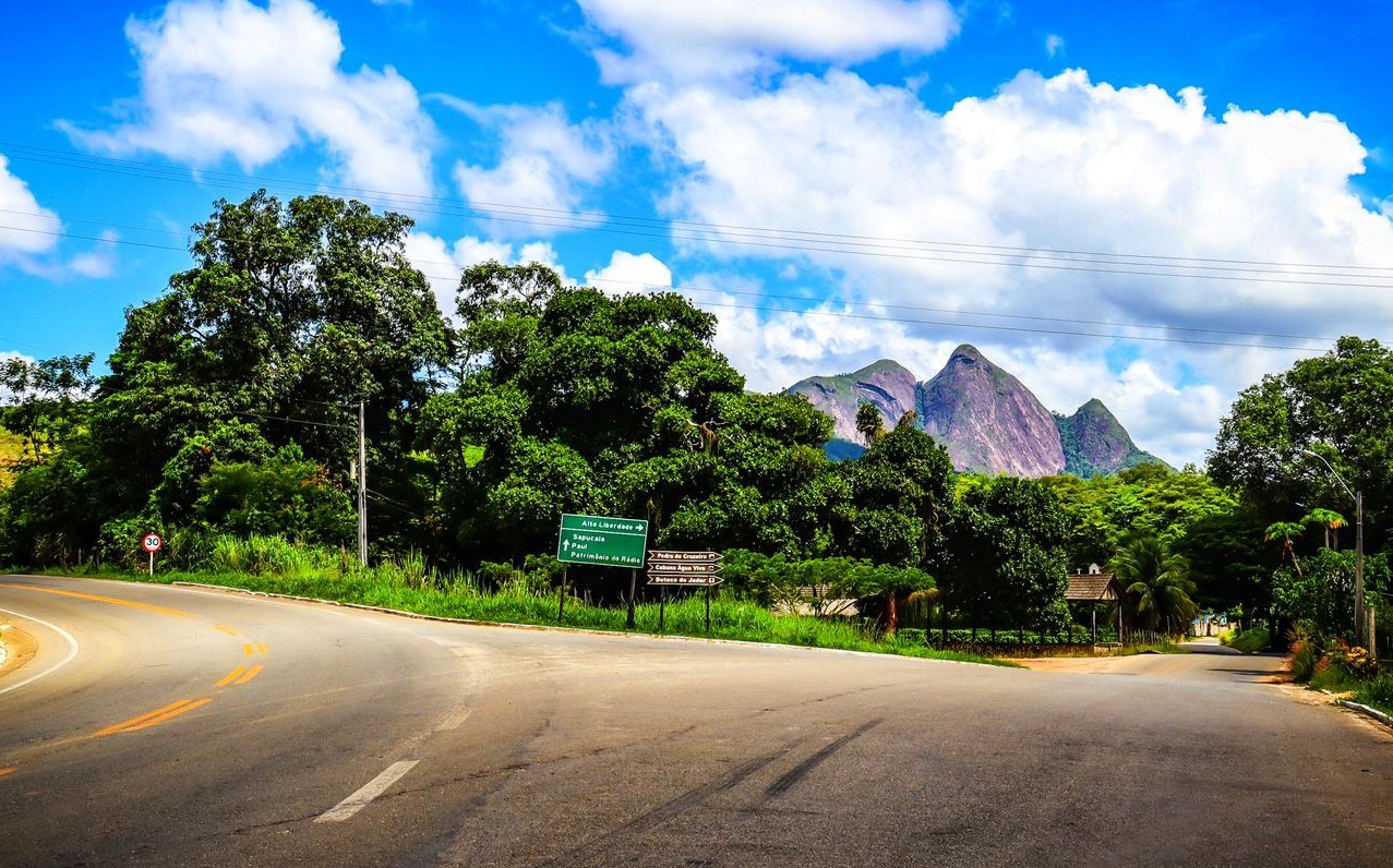 Pedra do Cruzeiro atrai aventureiros e religiosos em Marilândia A Pedra do Cruzeiro chama a atenção em Marilândia, com mais de 700 metros de altura. Foto: André Bertoldi