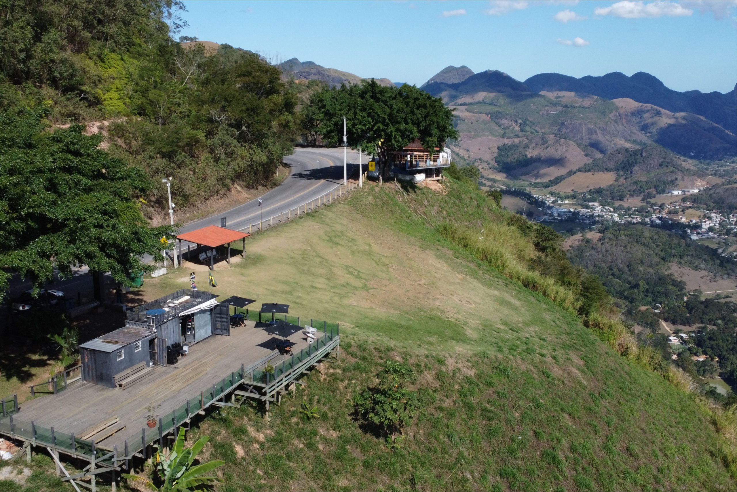 A mais de mil metros de altura, o mirante oferece uma vista privilegiada da região. Foto: Prefeitura Municipal de Vargem Alta&nbsp;