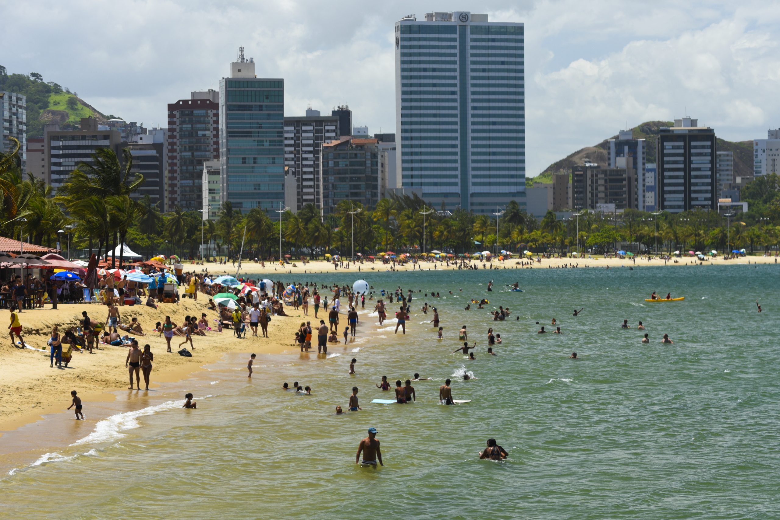 A praia tem um mar tranquilo, ideal para crianças e para a prática de esportes aquáticos. Foto: MTur / Vitor Jubini