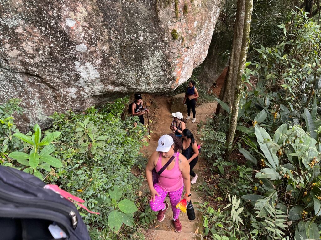 Pedra do Cruzeiro atrai aventureiros e religiosos em Marilândia Trilheiros e fiéis vão a Marilândia subir os mais de 2 mil degraus até o Cruzeiro. Foto: Diocese de Colatina