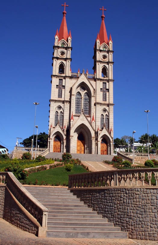 A Matriz Nossa Senhora Medianeira de Todas as Graças chama a atenção pela arquitetura neogótica. Foto: Diocese de Colatina