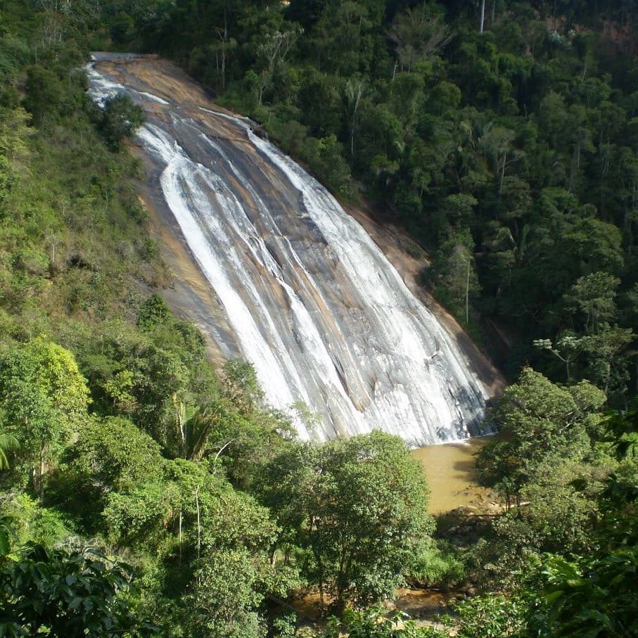 Cachoeira da Rampa: rapel no meio da natureza em Brejetuba Legenda: A altura da queda d’água da Cachoeira da Rampa impressiona. Foto: Guia Lugares Turísticos