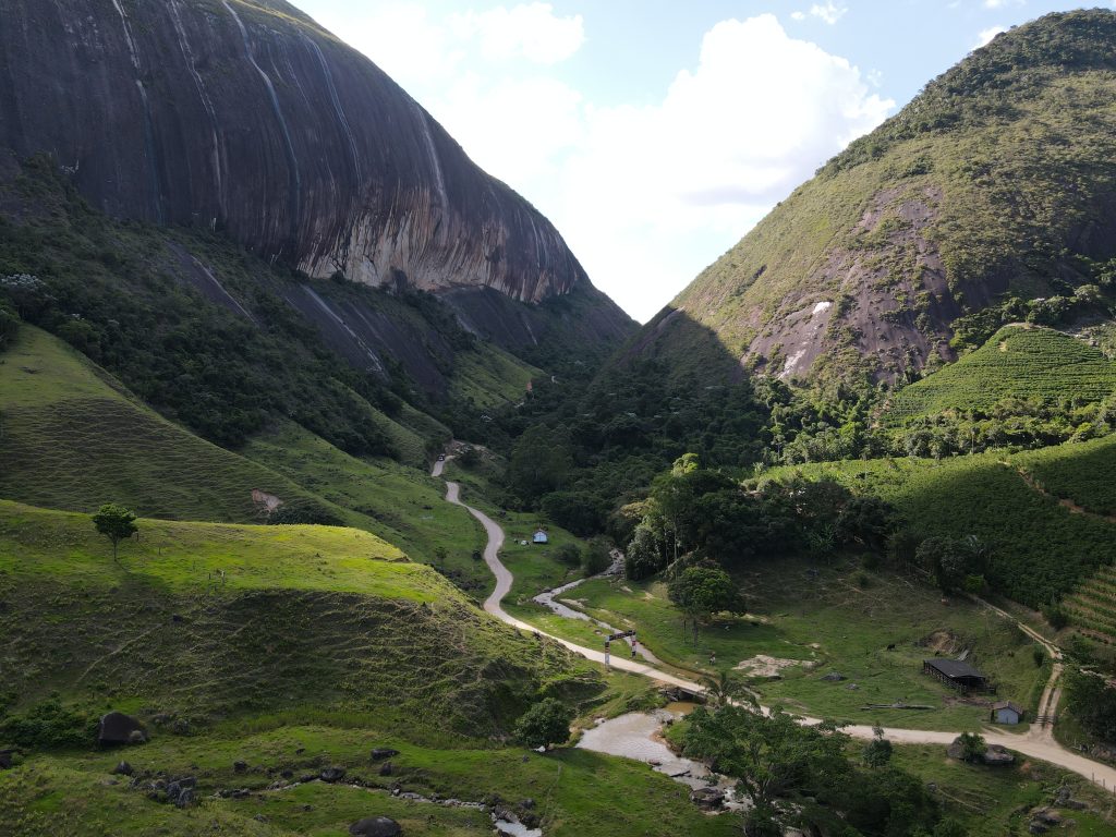 Os visitantes podem fazer trilhas e contemplar as lindas paisagens que do Vale. Foto: Prefeitura Municipal de Conceição do Castelo