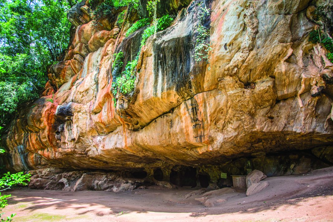 Pesquisas comprovam vestigios da presença humana na gruta do limoneiro há 5 mil anos. No seu interior, há vários salões e passagens estreitas e diversas formações originadas pela solidificação de água ao longo de milhares de anos. Foto: Vitor Jubini/ MTUR