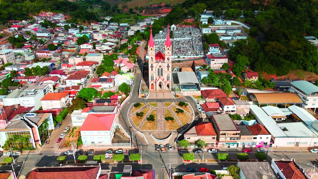 A igreja Nossa Senhora medianeira de todas as graças se destaca na paisgem de itaguaçu.
