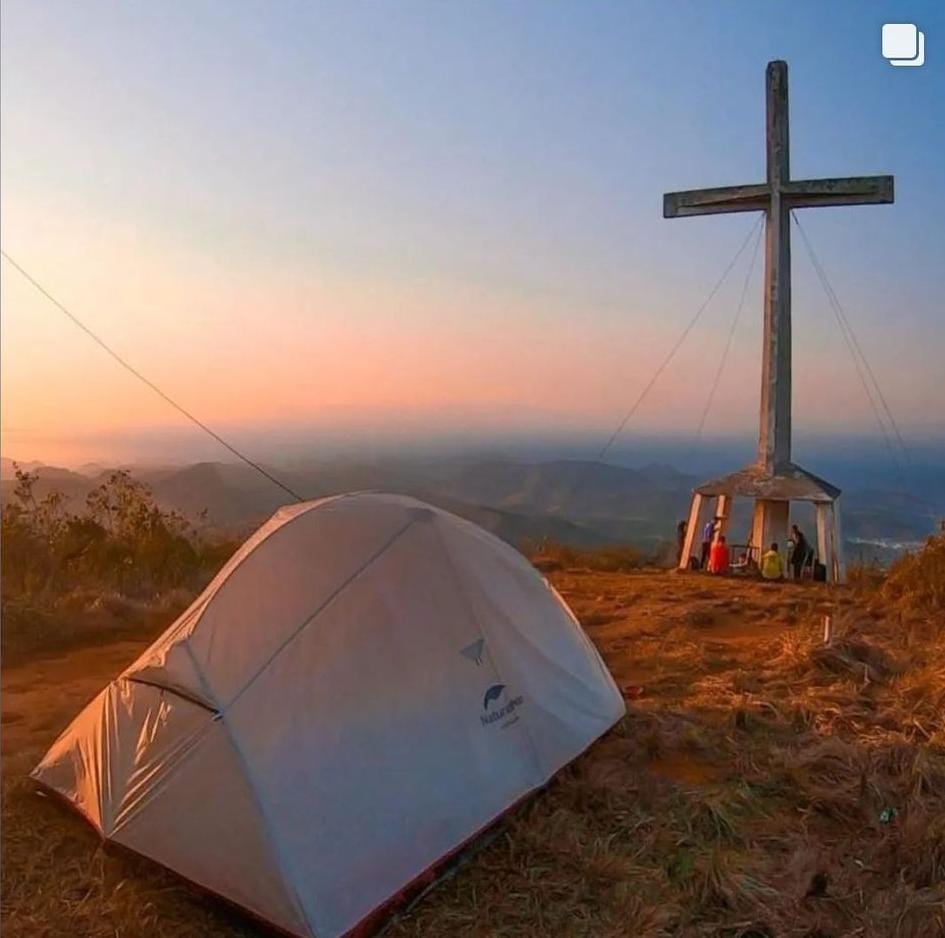 Pedra do Cruzeiro atrai aventureiros e religiosos em Marilândia Pedra do Cruzeiro: alguns turistas acampam no local para ver o nascer do sol. Foto: Prefeitura de Marilândia