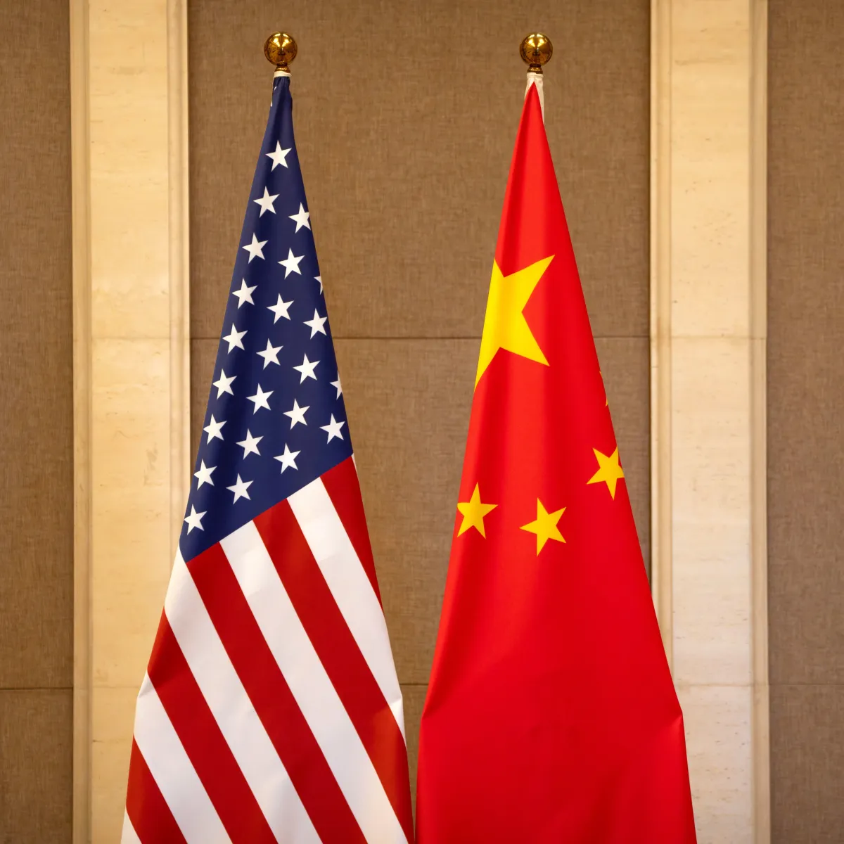 Após tarifas impostas pelos EUA e retaliações do governo chinês, guerra comercial entre os países se torna iminente