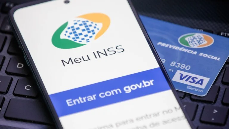 Presidente da Câmara, Hugo Motta, adia PL sobre descontos no INSS. Deputados criticam novas regras para crédito consignado e fim de deduções associativas. Foto: Divulgação/ INSS