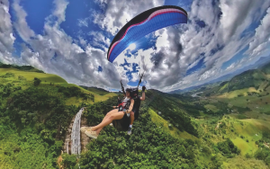 Voo de parapente em Alfredo Chaves. Foto: Prefeitura de Alfredo Chaves