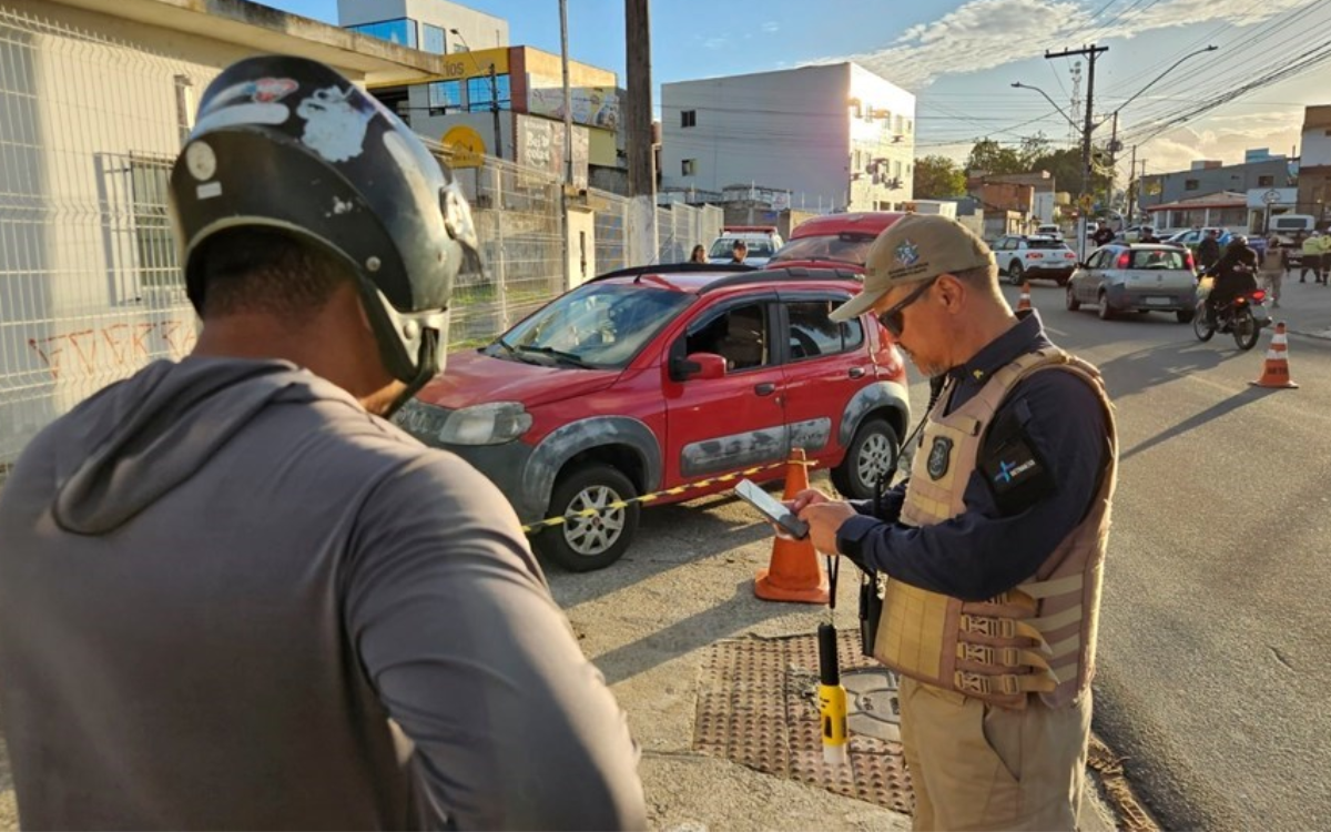Agente de trânsito orienta motociclista. Foto: Governo do ES