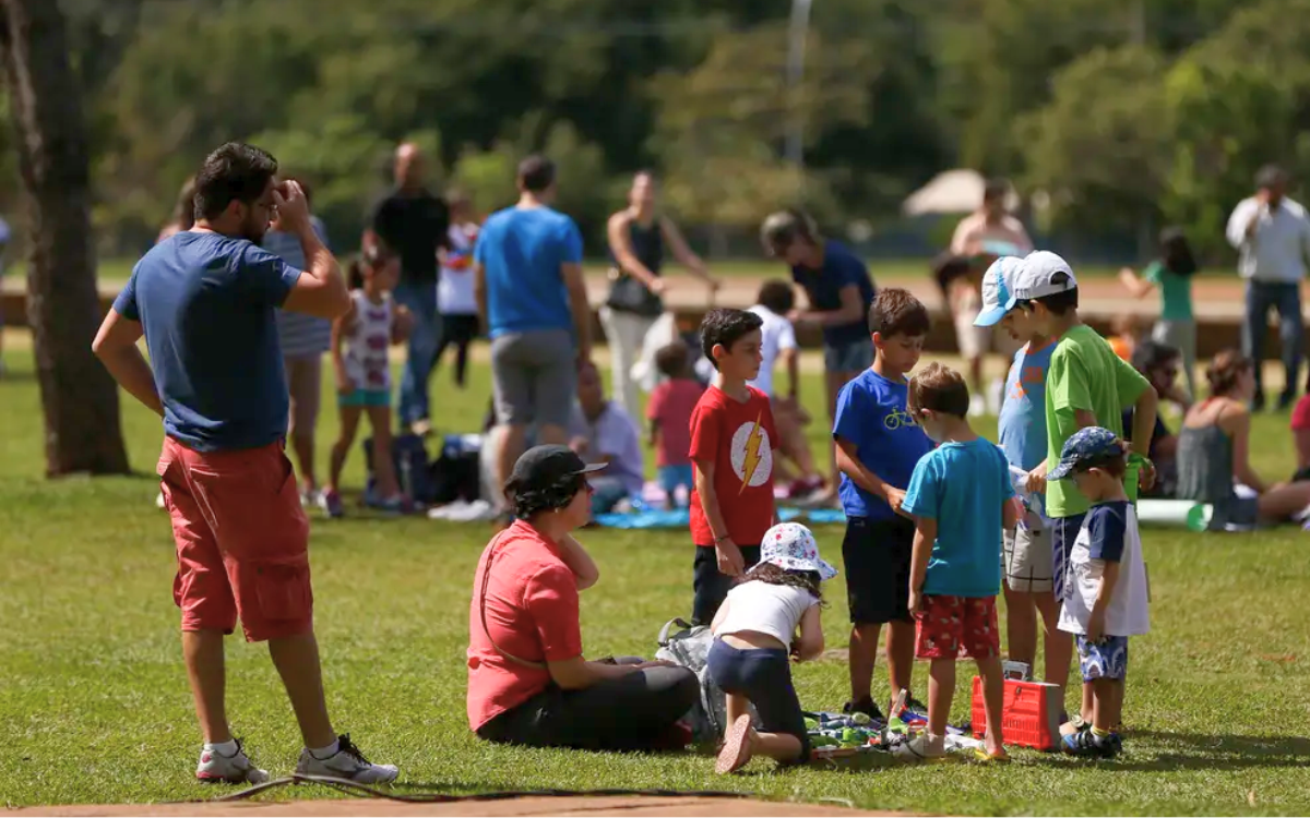 Família se reúne ao ar livre para aproveitar o dia. Foto: Marcelo Camargo/Agência Brasil